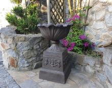 Gusseisen Vase auf Sockel "Antik"