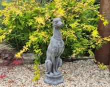 Gusseisen Whippet sitzend