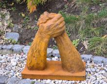 Gusseisen Skulptur "Strong Hands"