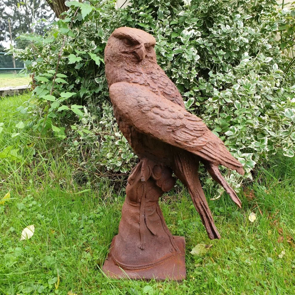 Gusseisen Skulptur "Falke auf Handschuh"