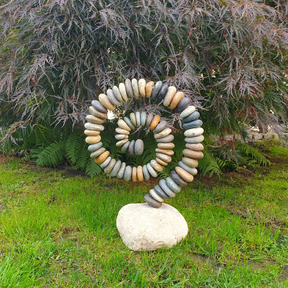 Stein Schnecke auf Sockel